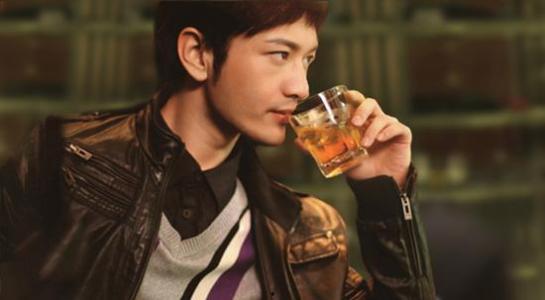 明星晚上喝啤酒吗,明星们的啤酒时光