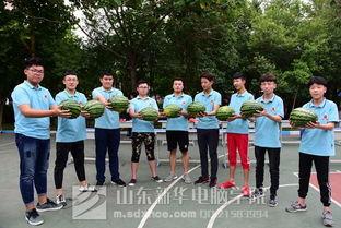 学生围观吃瓜图片搞笑,围观学生笑料百出！